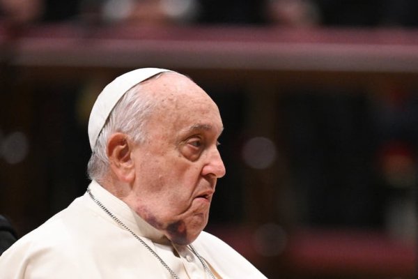 VATICANO! El Papa sufrió una caída y se golpeó la cara. La explicación oficial