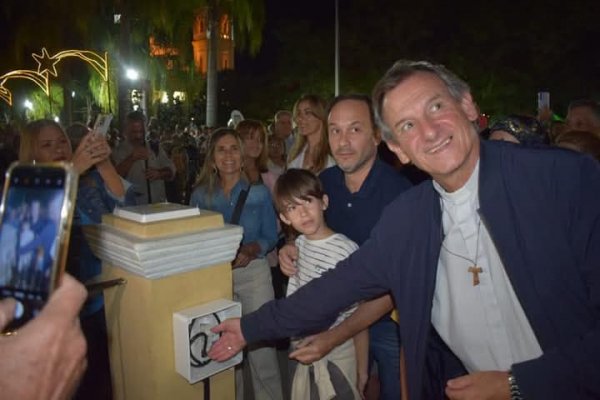 Monseñor Canecin bendijo el árbol navideño en la plaza principal de Goya