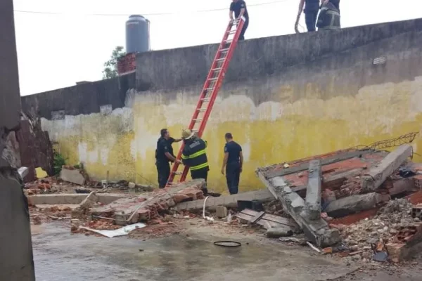 Bomberos rescató a una abuela del techo de su vivienda