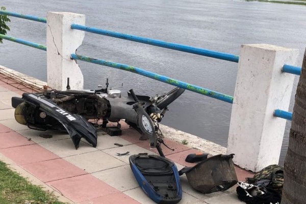 Esquina: perdió el control de su moto y cayó al río