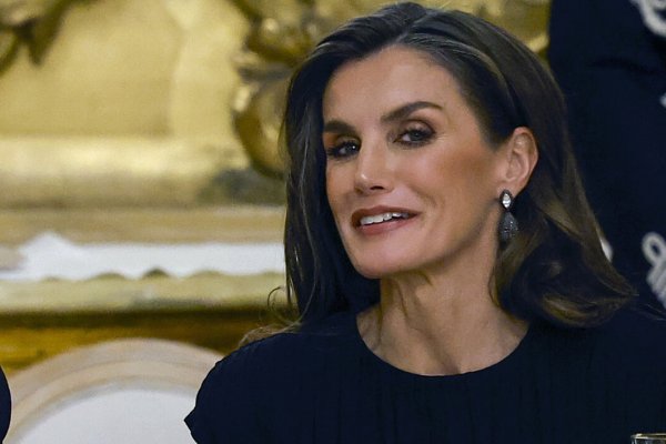 La reina Letizia elige un elegante vestido de marca italiana para su cena de gala en Roma y brilla con las joyas de pasar