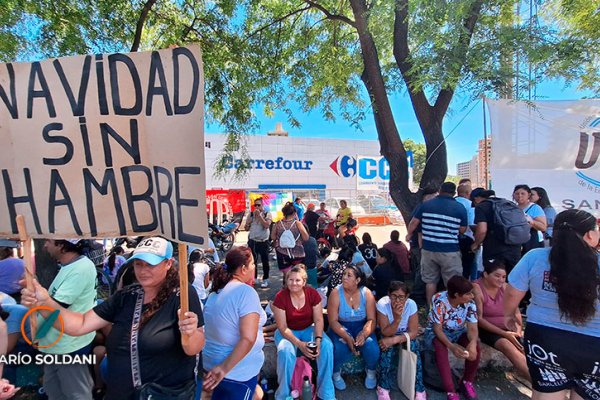 Agrupaciones sociales reclamaron por una navidad sin hambre frente a las puertas de Carrefour