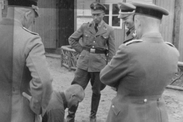 Un tribunal alemán da vía libre para juzgar a un exguardia de un campo nazi de 100 años por más de 3.300 asesinatos