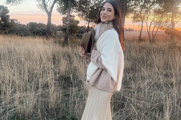 La invitada más elegante del fin de semana lleva botas para una comida de Navidad en el campo