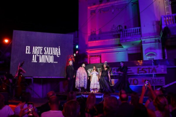 El Teatro Vera sorprendió en la gala de fin de año con una ópera callejera inédita