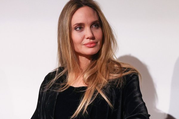 De todos los looks navideños, Angelina Jolie ha elegido el favorito de las estilistas