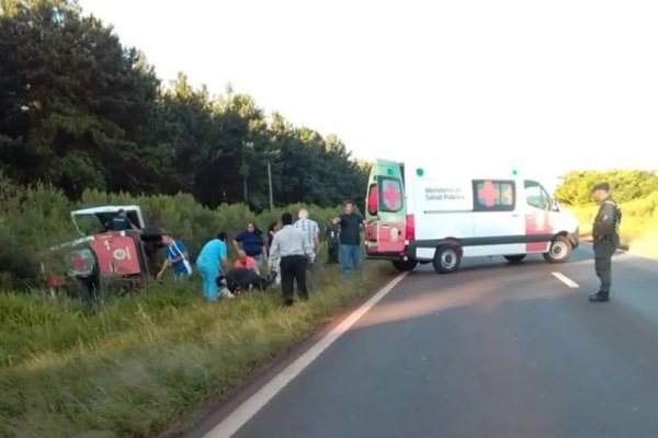 CASI UNA TRAGEDIA! Volcó una ambulancia cuando trasladaba un paciente