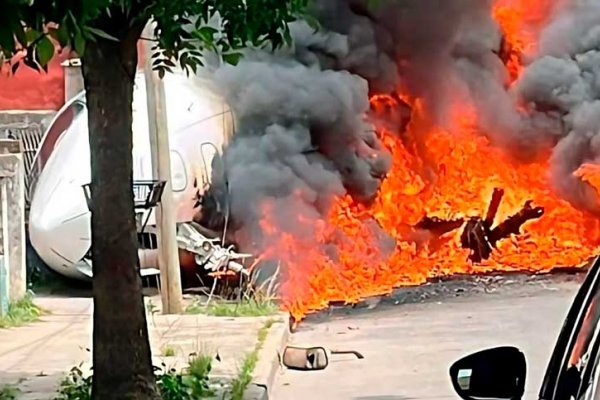 Un avión despistó en el aeropuerto de San Fernando, chocó contra una casa y se incendió: dos muertos