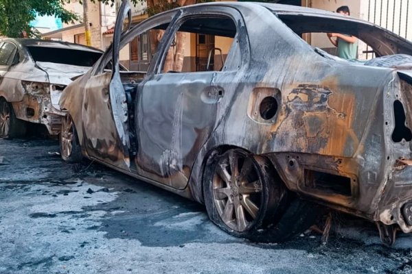 Frente a la cancha de Central: dos autos incendiados y un grafitti amenazante