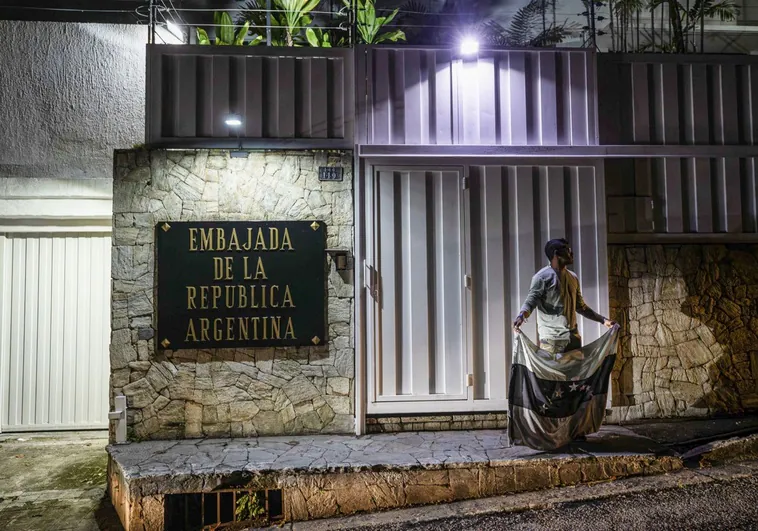 Uno de los opositores venezolanos renuncia a su asilo en la Embajada argentina en Caracas