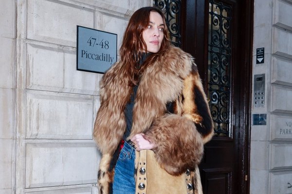 El look navideño de Alexa Chung es inaflible para irse de compras por el centro este fin de semana