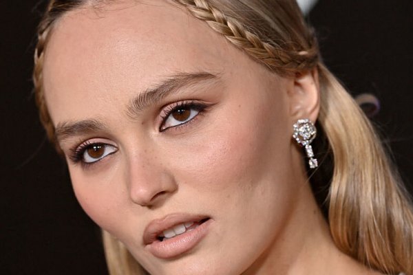 Lily-Rose Depp reivindica su sitio en Hollywood con su vampírico papel en Nosferatu