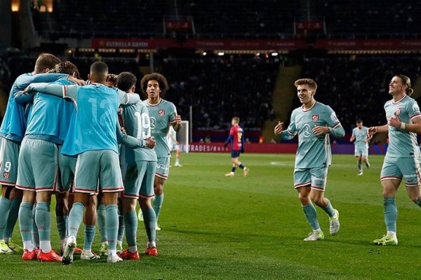 Atlético de Madrid le ganó a Barcelona con un gol agónico y quedó en la cima de la Liga