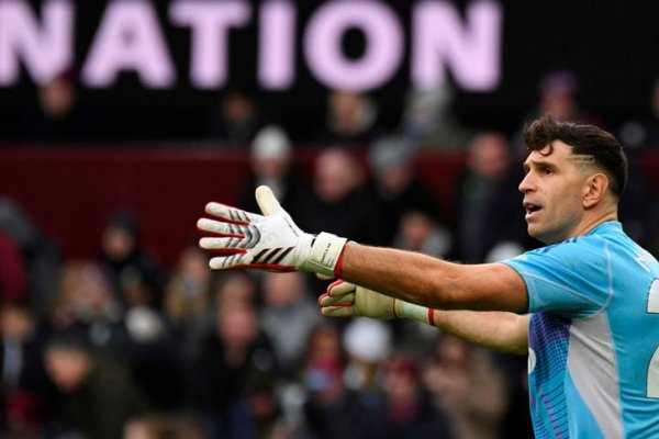 «Dibu» Martínez la rompió en el triunfo del Aston Villa contra el Manchester City en la Premier