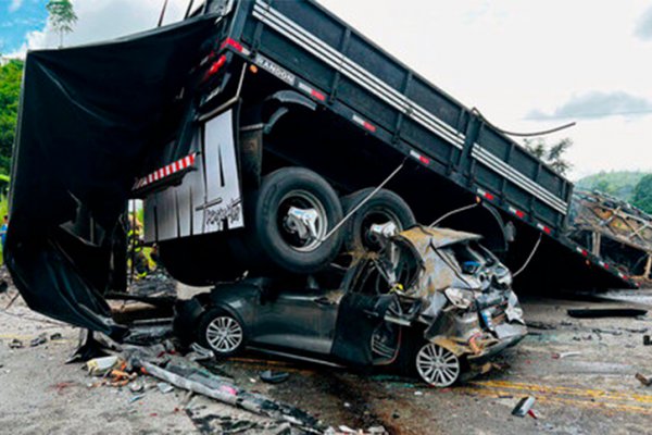 Tragedia en Brasil: al menos 22 personas murieron al chocar un colectivo, un auto y un camión