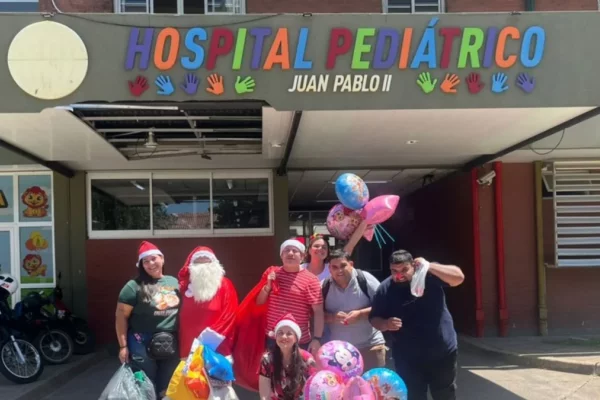 Mamá Noel entregó regalos a más de cien niños del Hospital Pediátrico