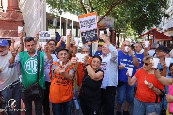 Brindis con pan y agua en San Martín y Córdoba: «Millones de jubilados no van a tener Navidad»