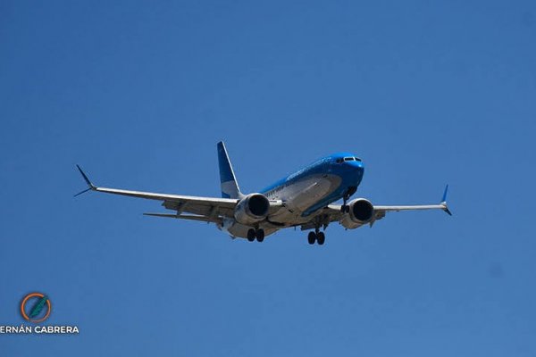 Cada vez más argentinos eligen viajar al exterior, mientras que el ingreso de turistas al país vuelve a caer