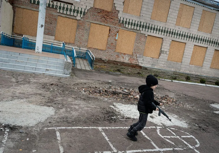 Al cole en un búnker a tiro de la frontera con Rusia