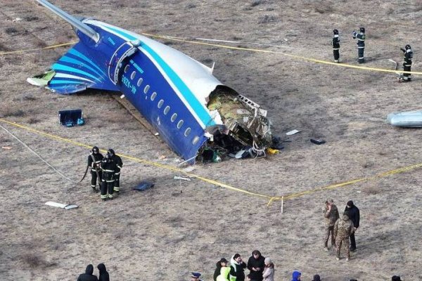 Un avión de pasajeros de Azerbaijan Airlines se estrelló en Kazajistán, hay 32 sobrevivientes