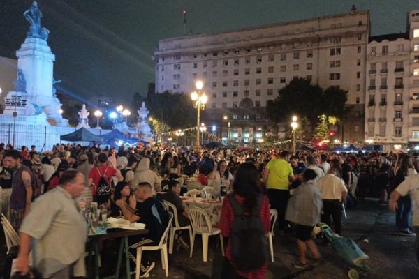 Más de 4 mil personas en situación de calle cenaron en Nochebuena frente al Congreso de la Nación