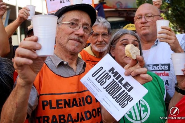 Degenerados sociales: el superávit con caída de recaudación del primer año de Milei, pagado por los jubilados