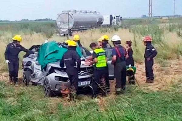 Una pareja que viajaba a Roldán para celebrar la Navidad murió al chocar su auto contra un camión