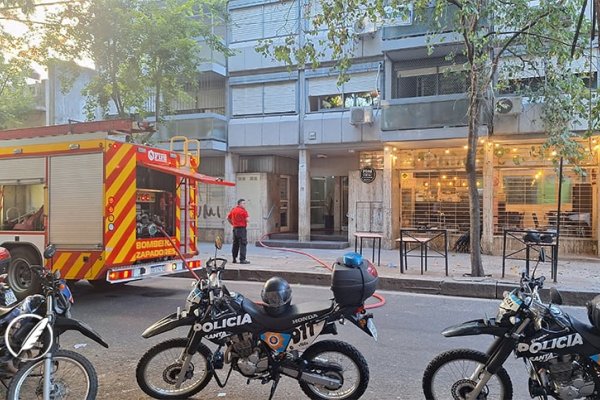 Tensión por un fuerte incendio en un departamento del microcentro rosarino