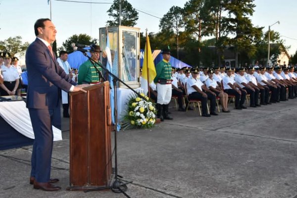 El gobernador en el acto de promoción de policías provinciales: Proteger y servir