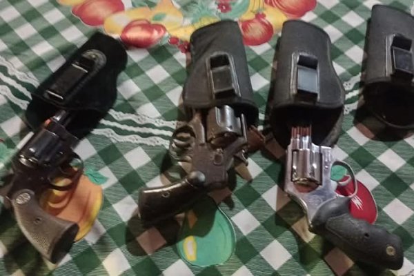 INSÓLITO! Un Correntino exhibía armas en estados de WhatsApp y quedó detenido