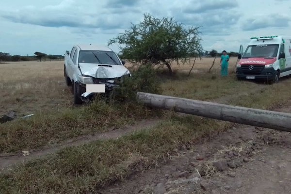 INCREÍBLE! En medio de la nada chocó una columna de hormigón y dejó a Mercedes sin luz