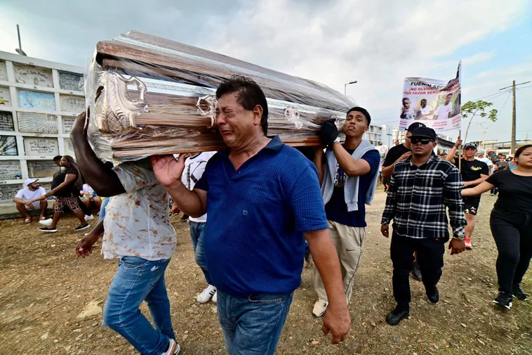 «Queremos justicia» claman en el sepelio de los cuatro niños asesinados e incinerados en Ecuador