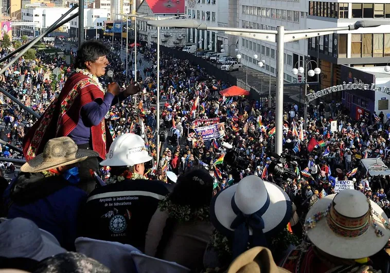 Seguidores de Evo Morales establecen el 'resguardo sindical' y requisan hoteles en la región cocalera de Bolivia para evitar la detención del expresidente