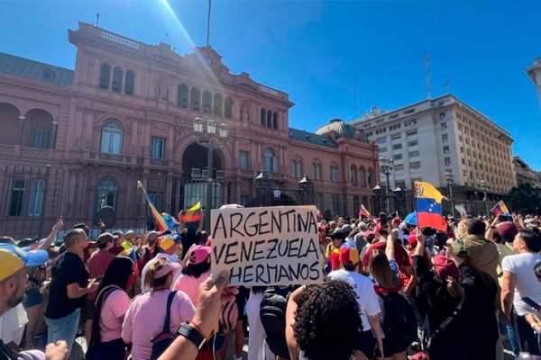 Cientos de venezolanos esperan en la Plaza de Mayo a González Urrutia