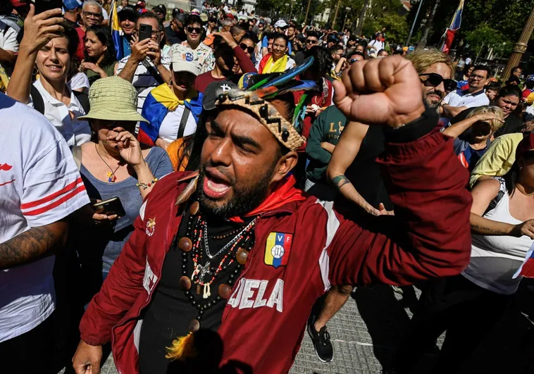 «Maduro tiene los días contados», gritan exiliados venezolanos en la Plaza de Mayo de Buenos Aires