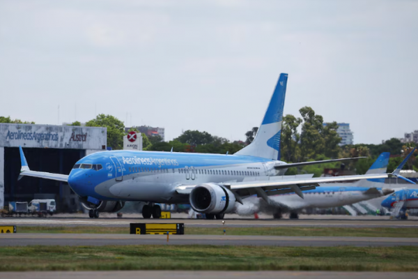 LES HABLA EL COMANDANTE! Un avión de aerolíneas qué partió de Corrientes tuvo que aterrizar de emergencia porque había humo en la bodega