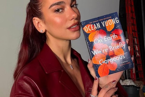 Los libros que lee Dua Lipa en su club de lectura incluyen autoras españolas e hispanas fabulosas