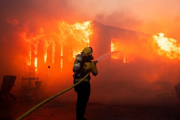 Incendio forestal de enorme magnitud en California: ya hay más de 30 mil evacuados