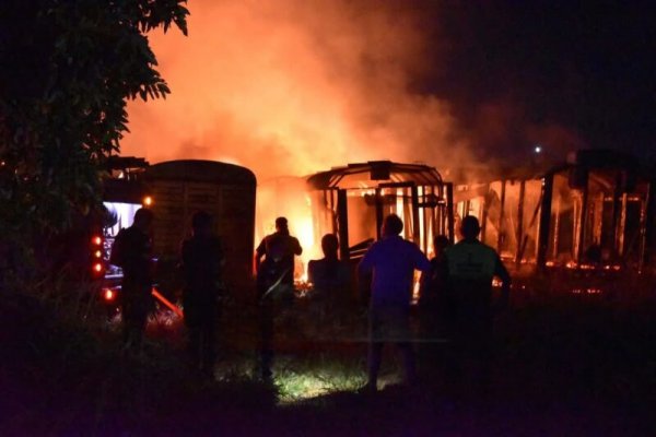 Ardieron 20 vagones de tren en una localidad del interior de Corrientes