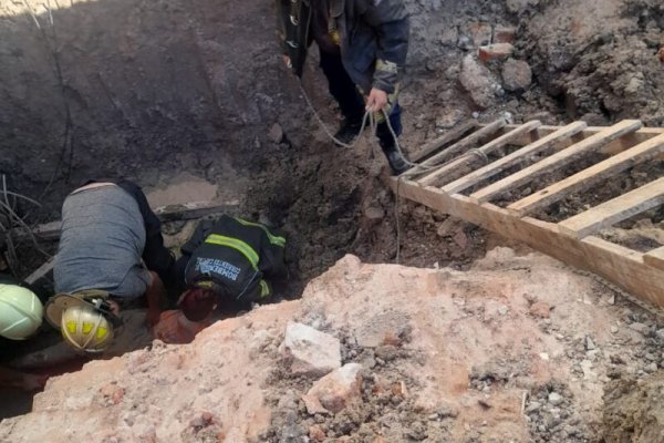 Corrientes: un obrero cayó a un pozo de más de dos metros de profundidad