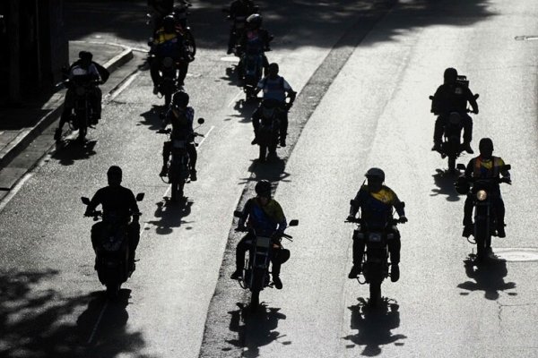 Compras nerviosas y clima prebélico por las marchas del chavismo y la oposición en Caracas