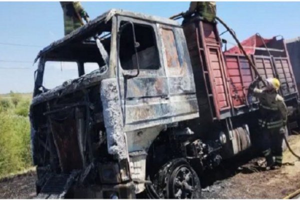 FUEGO! Un camión que transportaba Sandías desde Corrientes se prendió fuego cerca de Ceibas