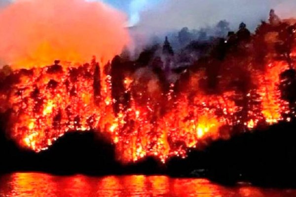 Más de 3.500 hectáreas arrasadas por el incendio en el Parque Nacional Nahuel Huapi