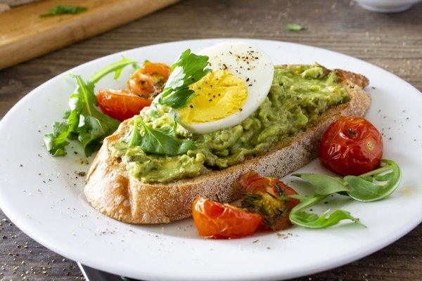 Los desayunos saludables favoritos de los nutricionistas (y la mejor hora para tomarlos)