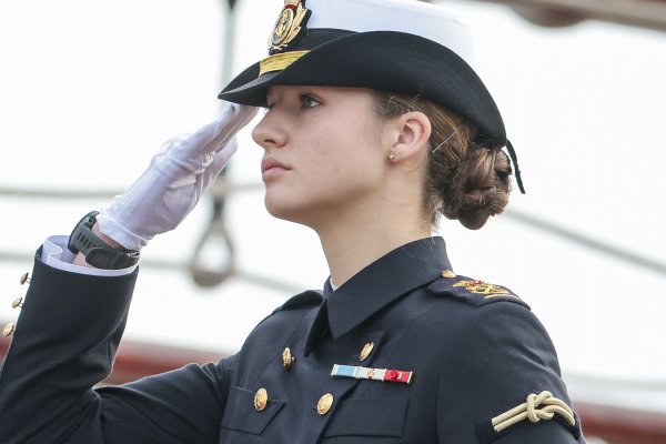 La emotiva despedida de Doña Letizia a su hija, la Princesa Leonor, antes de embarcar en Elcano: 