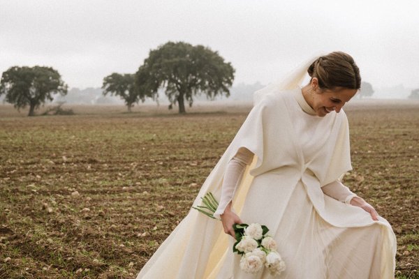 La novia romántica de invierno que se casó con un abrigo con forma de chaleco minimalista