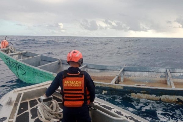 Encuentran un cadáver en una barca a la deriva en el Caribe colombiano