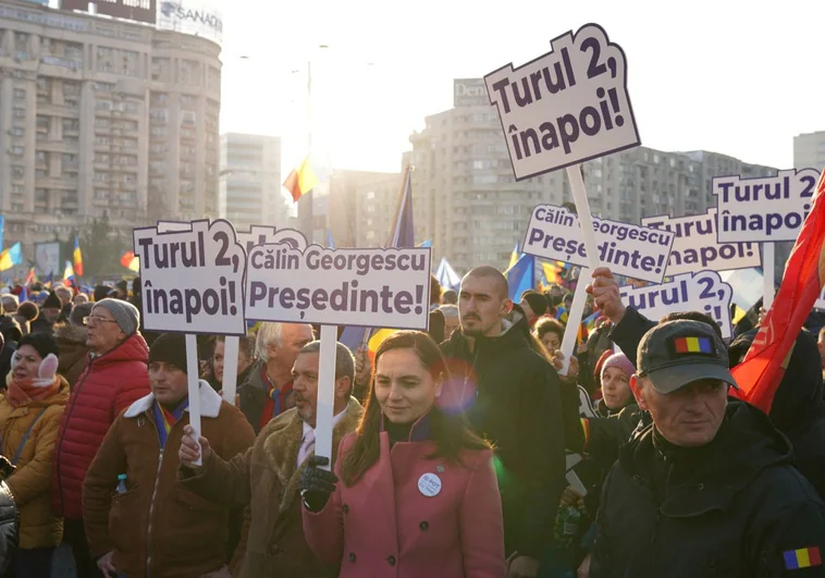 Georgescu moviliza multitudinarias manifestaciones en Rumanía contra la anulación de las presidenciales