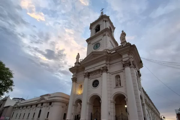 Martes caluroso con cielo parcialmente nublado en Corrientes