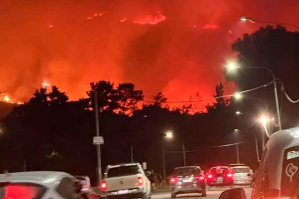 Devastador incendio en Buenos Aires: el fuego arrasa un amplio sector de las Sierras de Tandil